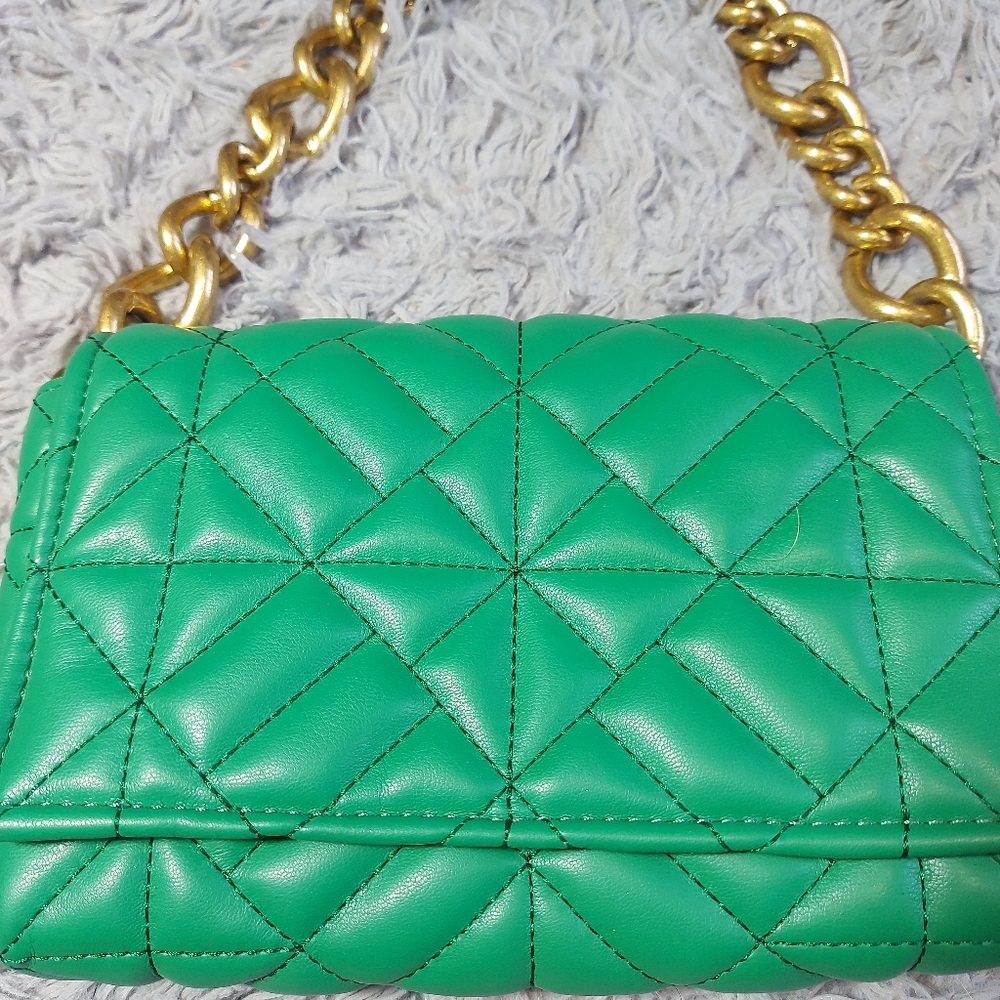Zara quilted green shoulder bag with chunky gold metal strap - Picture 2 of 12
